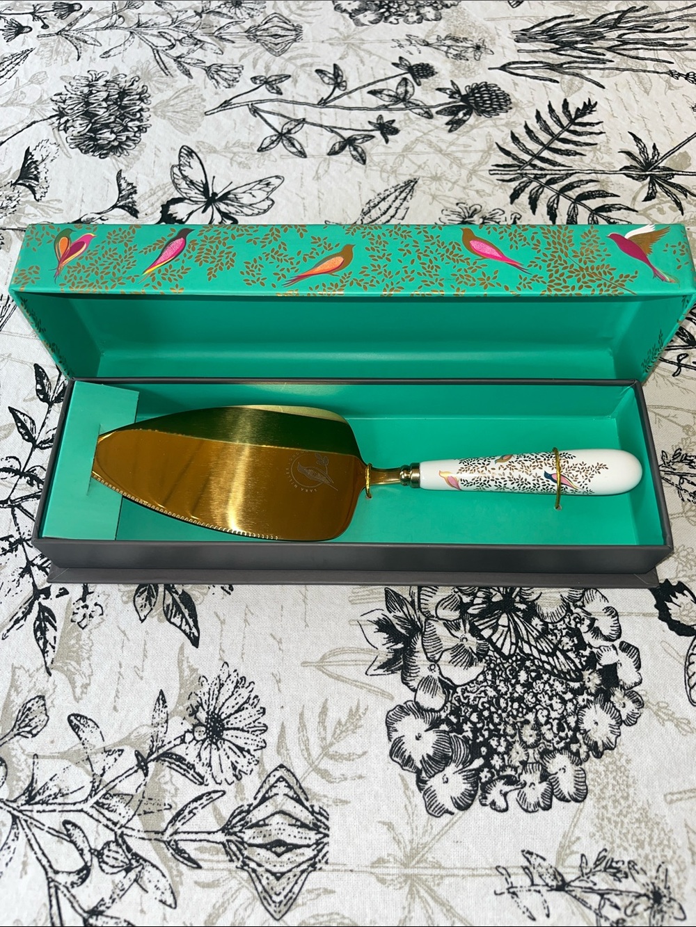 Portmeirion Sara Miller Gold Cake Server with White porcelain Handle